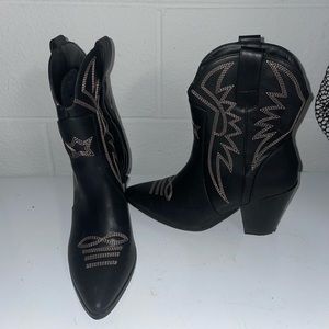 Black Faux Leather Cowboy Boots with a Hell Size 6 1/2